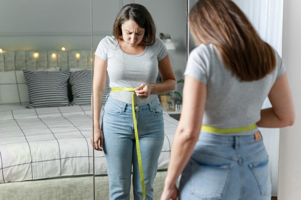 Grasso addominale: finita la nuotata, “l’aqua plank” è l’esercizio più efficace per una pancia piatta