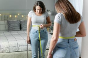 Grasso addominale: finita la nuotata, “l’aqua plank” è l’esercizio più efficace per una pancia piatta